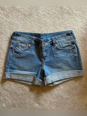 Delia’s cuffed Denim Low Rise Shorts